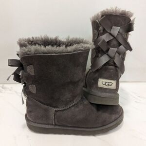 Ugg Girl's Kid's Bailey Bow II Gray Suede Sheepskin Furry Boots Youth Size 3 33